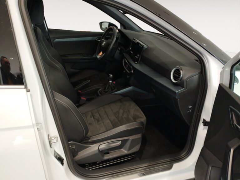 0574MYX_4_enter-codriver-driver_0_final