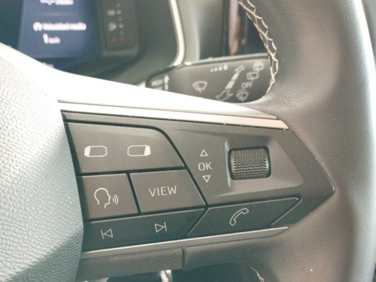 1775MPZ_9_multifunction-steering-wheel-right_0_final