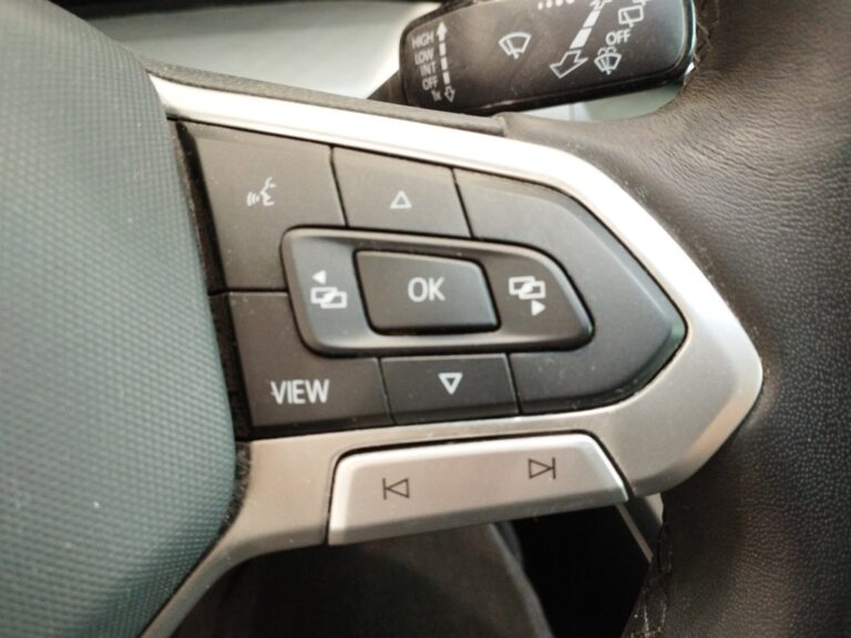 7859MYW_9_multifunction-steering-wheel-right_0_final