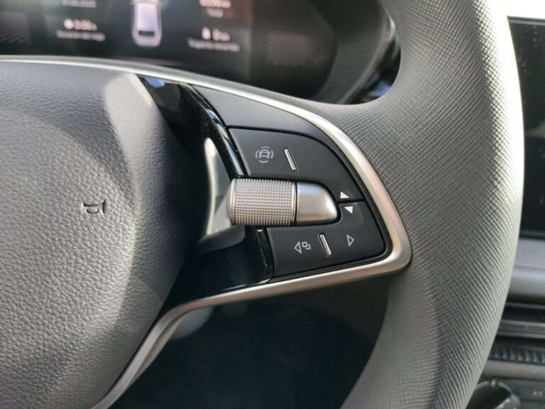 0547MTY_9_multifunction-steering-wheel-right_0_final
