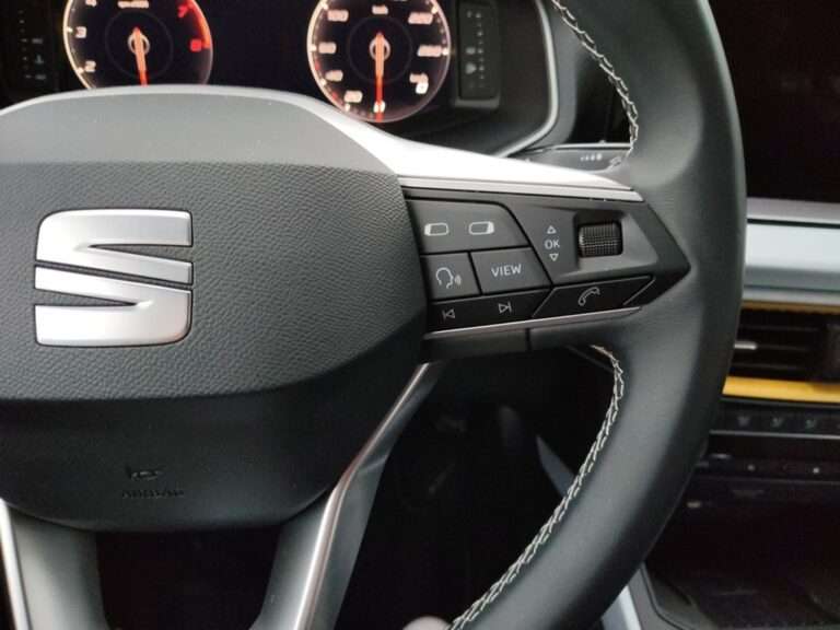 4367MYD_9_multifunction-steering-wheel-right_0_final