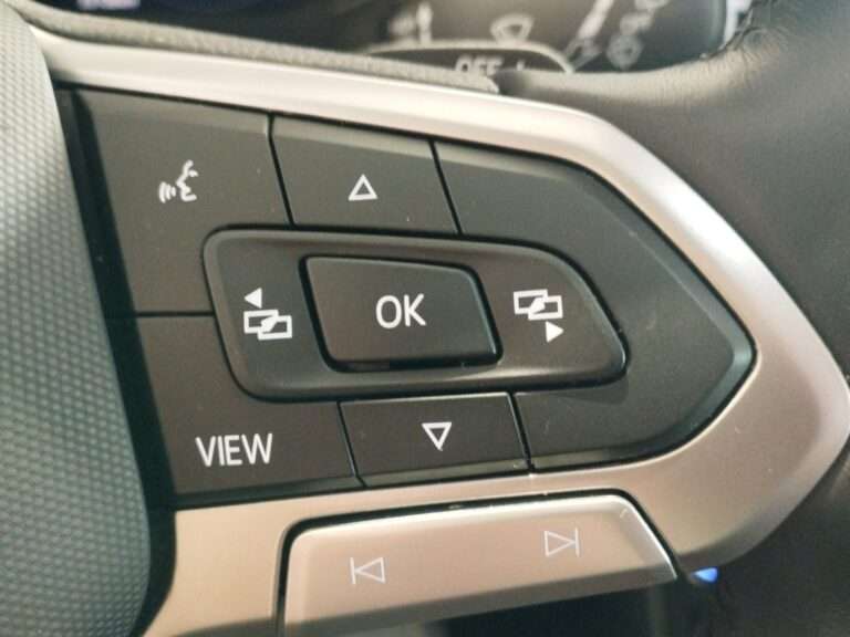 5584LZH_9_multifunction-steering-wheel-right_0_final