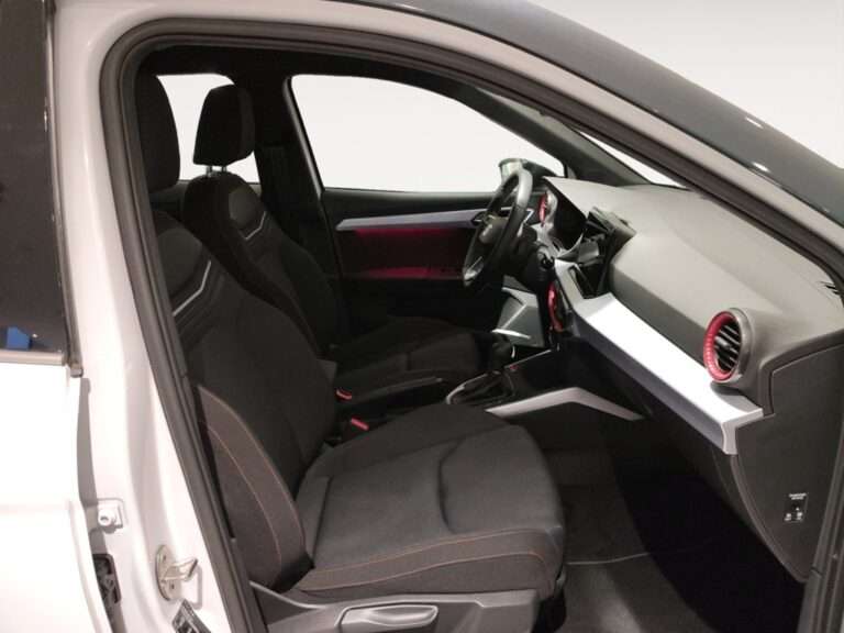 6887MVB_4_enter-codriver-driver_0_final