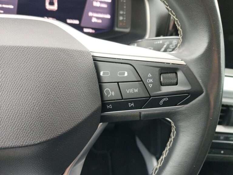 7072LWP_9_multifunction-steering-wheel-right_0_final