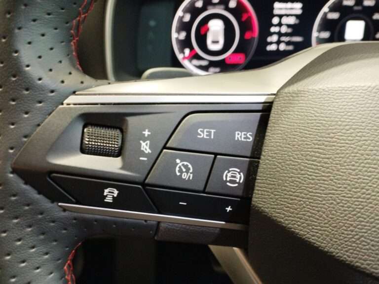 8331MPJ_10_multifunction-steering-wheel-left_0_final