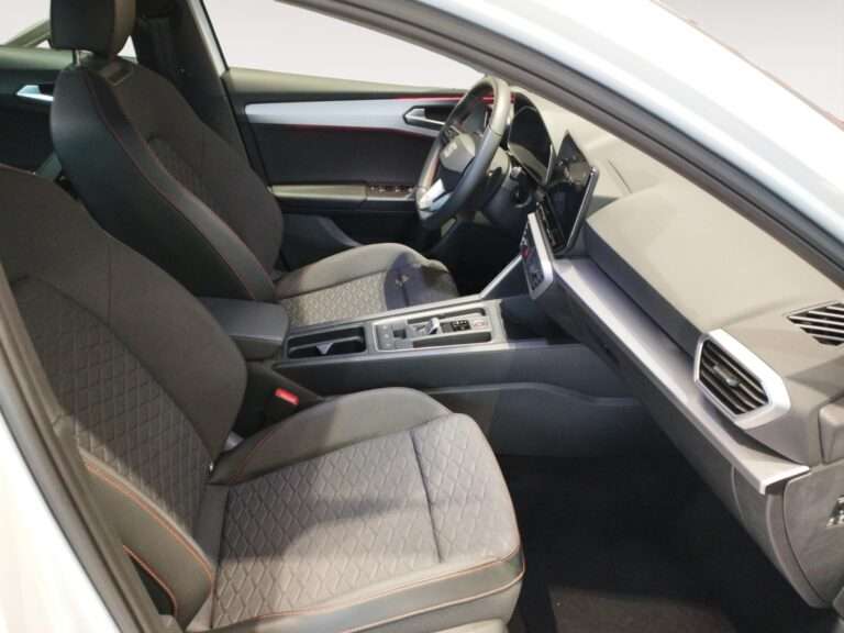 8331MPJ_4_enter-codriver-driver_0_final