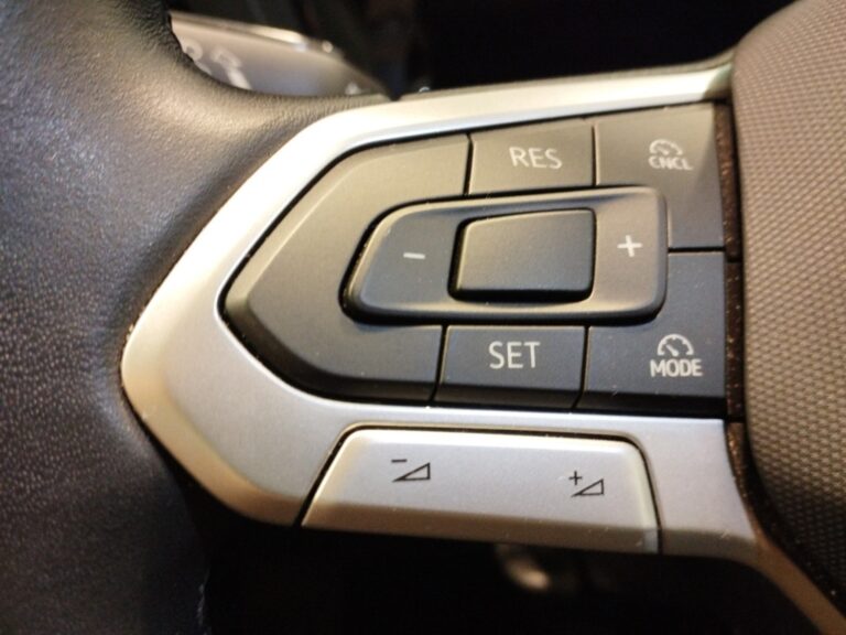2784MZM_10_multifunction-steering-wheel-left_0_final