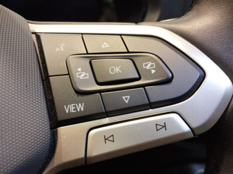 2784MZM_9_multifunction-steering-wheel-right_0_final