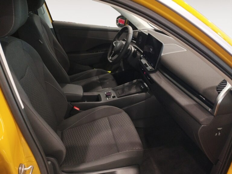 3182NHW_4_enter-codriver-driver_0_final