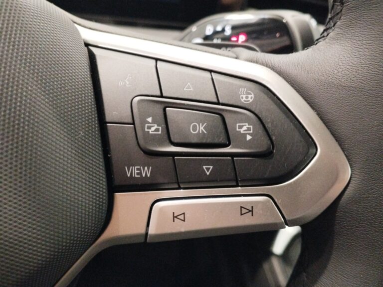 3182NHW_9_multifunction-steering-wheel-right_0_final