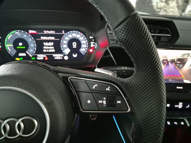 5062NFP_12_multifunction-steering-wheel-right_0_final