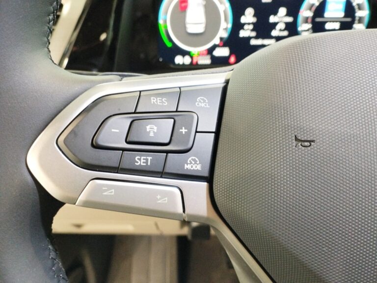 5504NHC_10_multifunction-steering-wheel-left_0_final