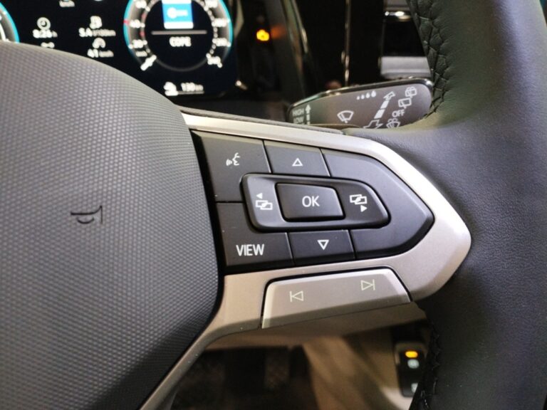 5504NHC_9_multifunction-steering-wheel-right_0_final