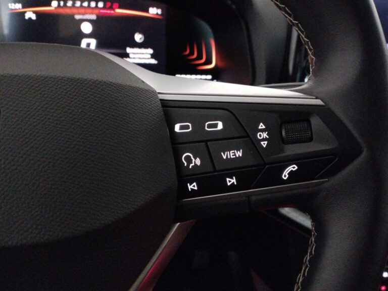 7422MZG_9_multifunction-steering-wheel-right_0_final