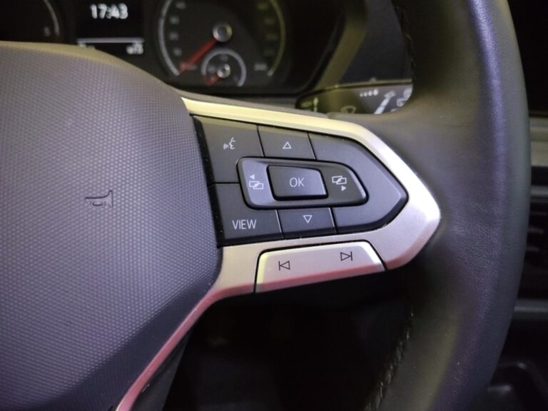 7826MHR_9_multifunction-steering-wheel-right_0_final