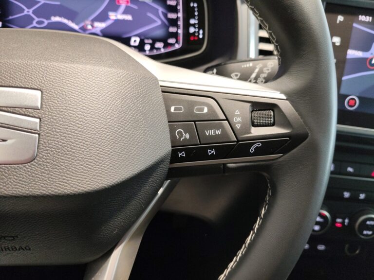 2160MYY_9_multifunction-steering-wheel-right_0_final