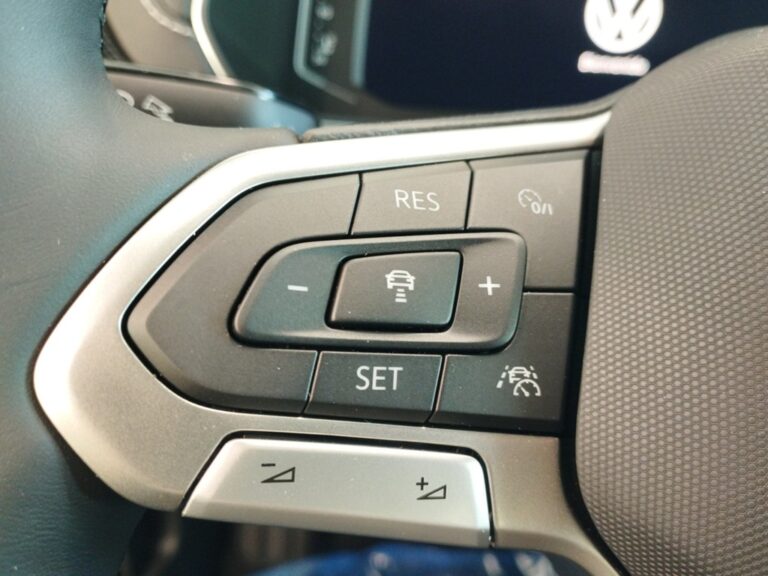 4716NHW_10_multifunction-steering-wheel-left_0_final