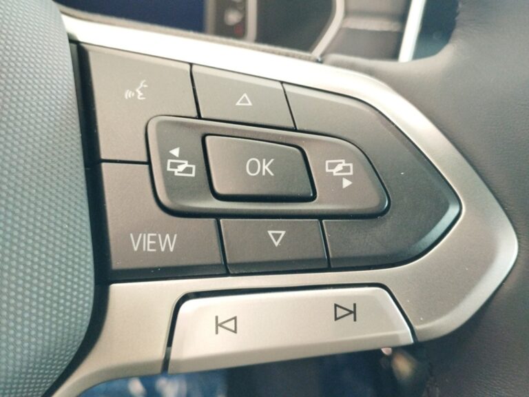 4716NHW_9_multifunction-steering-wheel-right_0_final