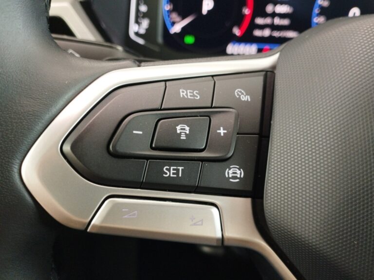 5904NBJ_10_multifunction-steering-wheel-left_0_final