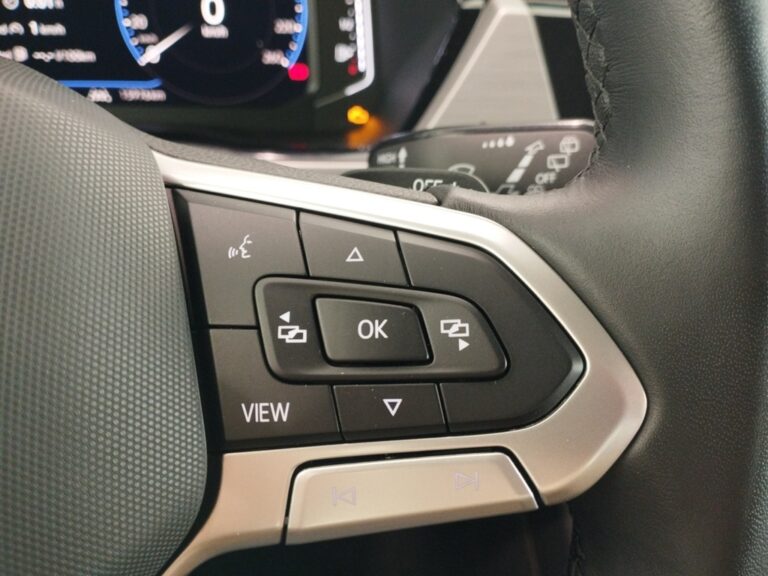 5904NBJ_9_multifunction-steering-wheel-right_0_final