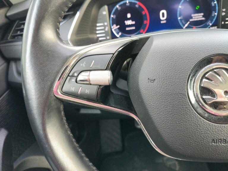 3240LXS_10_multifunction-steering-wheel-left_0_final