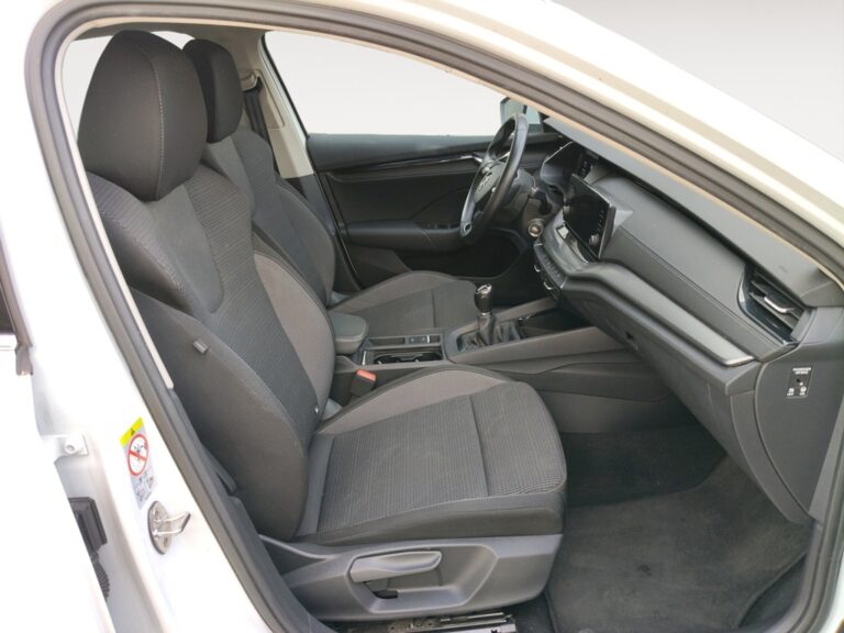 3240LXS_4_enter-codriver-driver_0_final