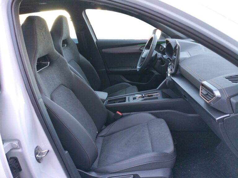 2143NKZ_4_enter-codriver-driver_0_final