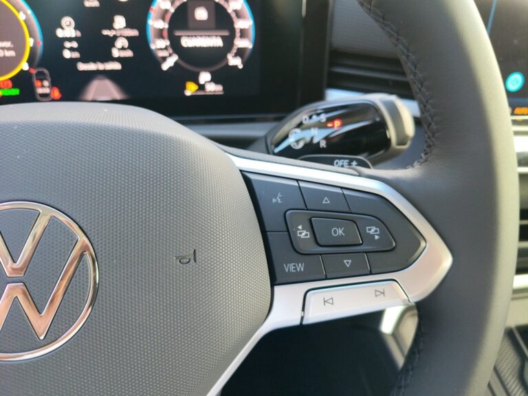 0145NNS_9_multifunction-steering-wheel-right_0_final