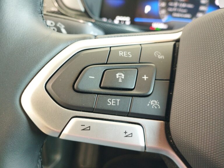 1587NCN_10_multifunction-steering-wheel-left_0_final