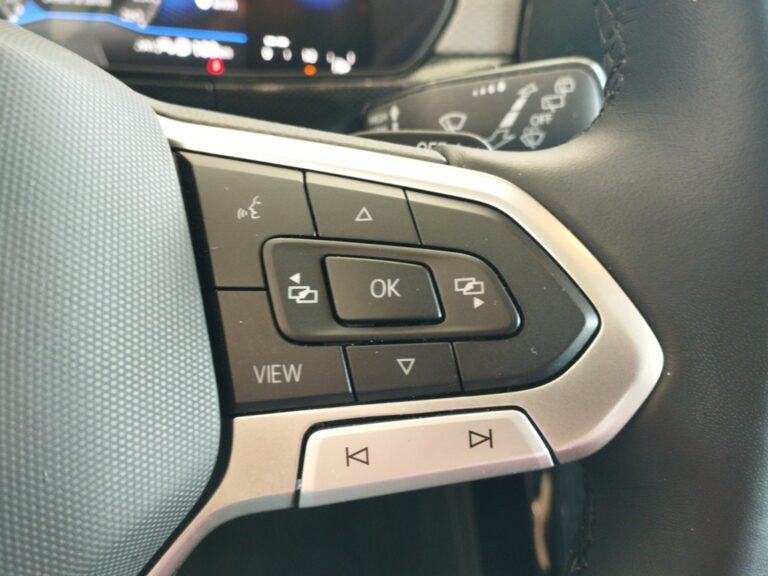1587NCN_9_multifunction-steering-wheel-right_0_final