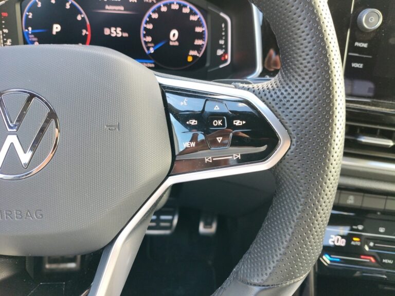 1848MDT_9_multifunction-steering-wheel-right_0_final