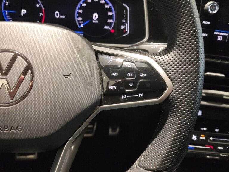 2343LYT_9_multifunction-steering-wheel-right_0_final