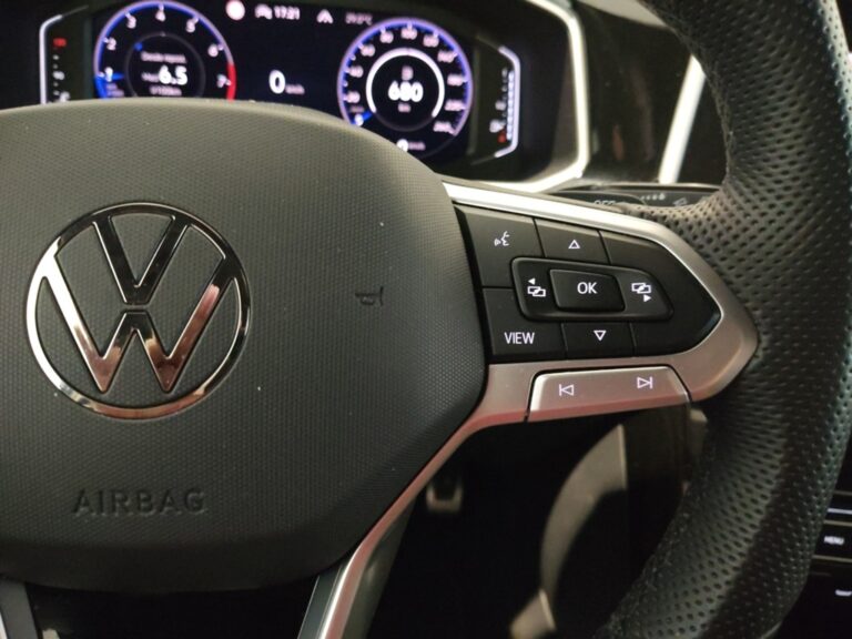 2371MZL_9_multifunction-steering-wheel-right_0_final