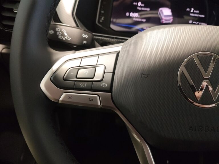 3440NMW_10_multifunction-steering-wheel-left_0_final