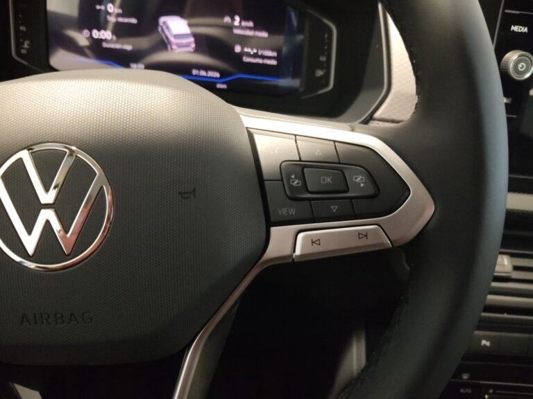 3440NMW_9_multifunction-steering-wheel-right_0_final