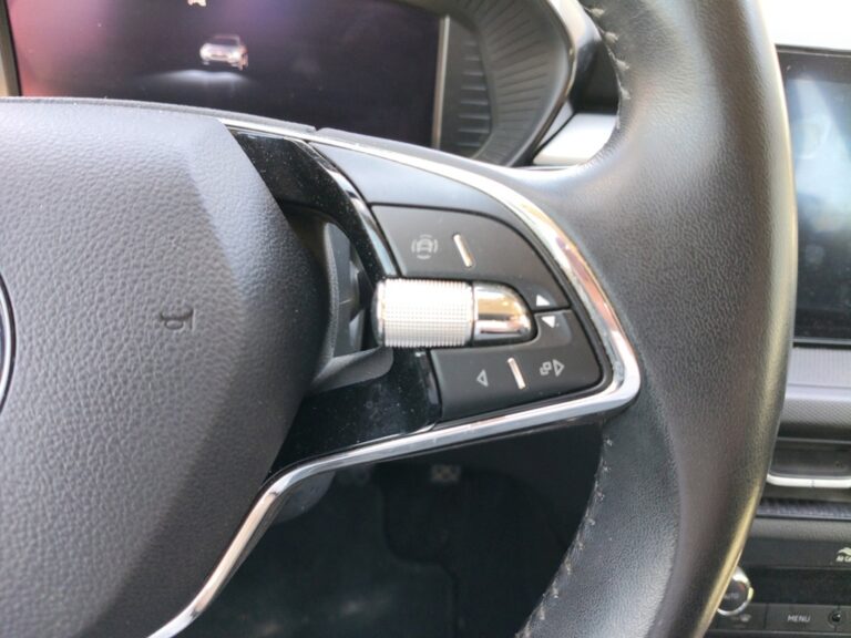 3774MHC_9_multifunction-steering-wheel-right_0_final