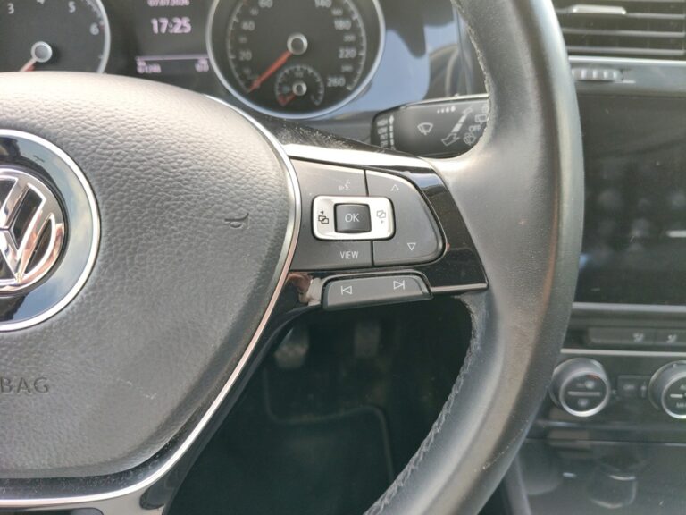 4526LJZ_9_multifunction-steering-wheel-right_0_final