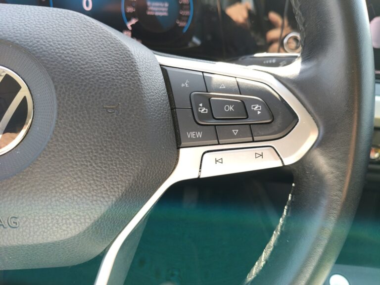 4833LYP_9_multifunction-steering-wheel-right_0_final