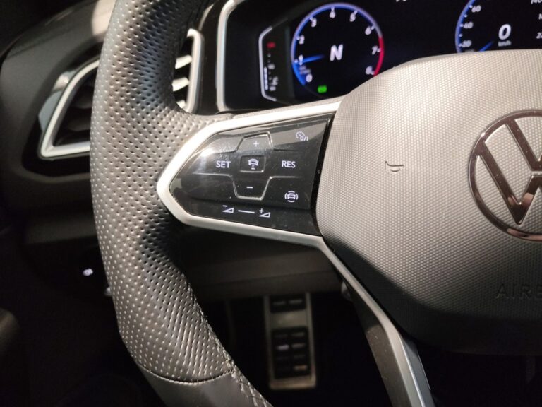 4874LXT_10_multifunction-steering-wheel-left_0_final