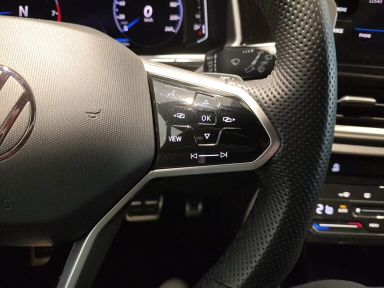 4874LXT_9_multifunction-steering-wheel-right_0_final