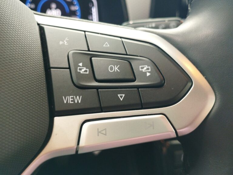 4917MZS_9_multifunction-steering-wheel-right_0_final