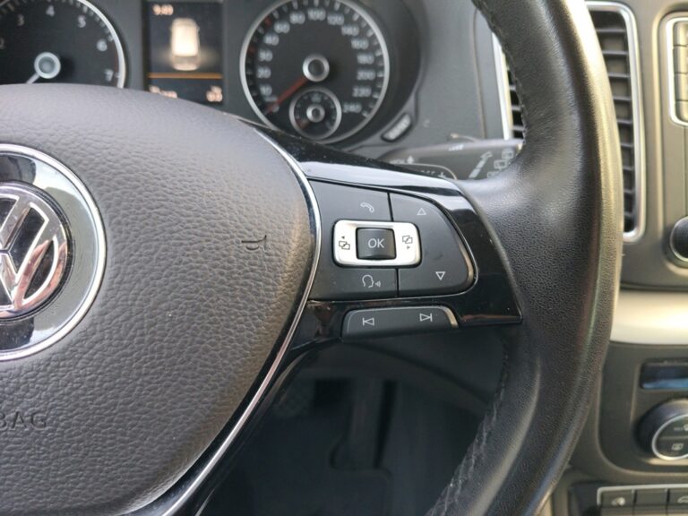 5441LNW_9_multifunction-steering-wheel-right_0_final