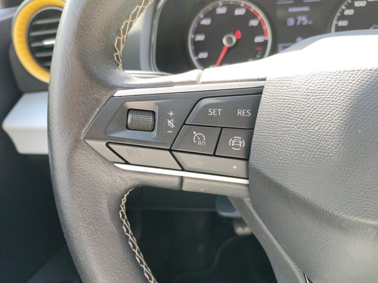 7421LXK_10_multifunction-steering-wheel-left_0_final