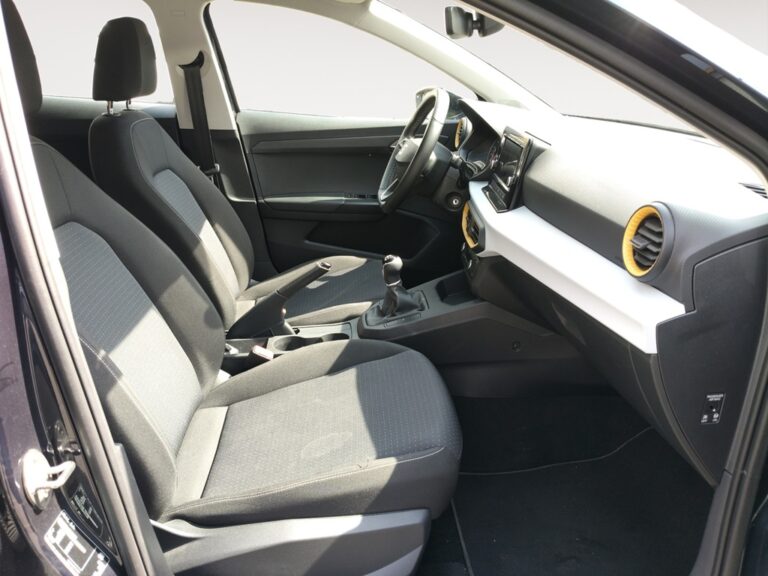 7421LXK_4_enter-codriver-driver_0_final