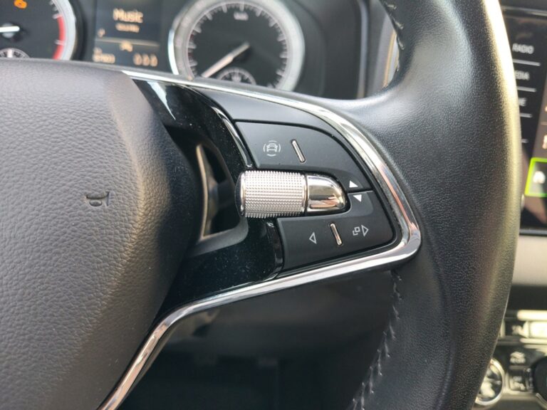 7593LPS_9_multifunction-steering-wheel-right_0_final