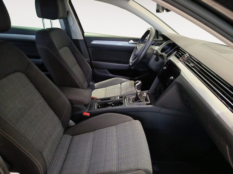 9688LZB_4_enter-codriver-driver_0_final