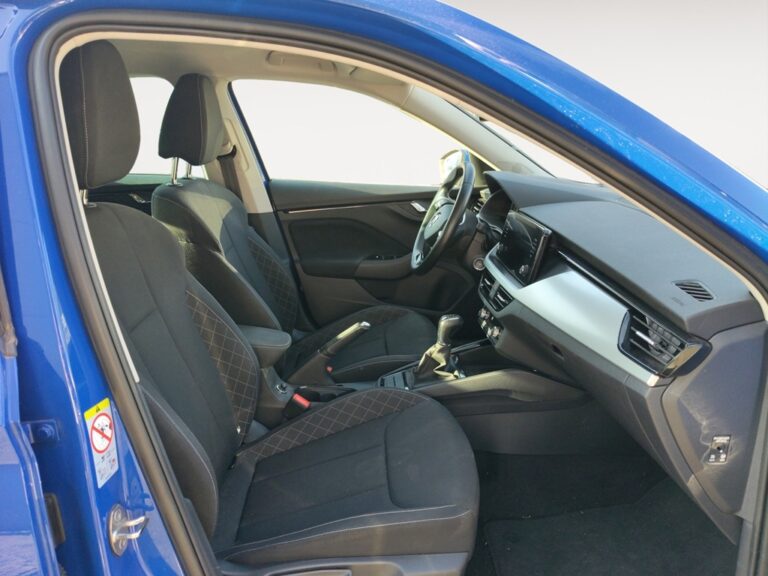9899MFK_4_enter-codriver-driver_0_final