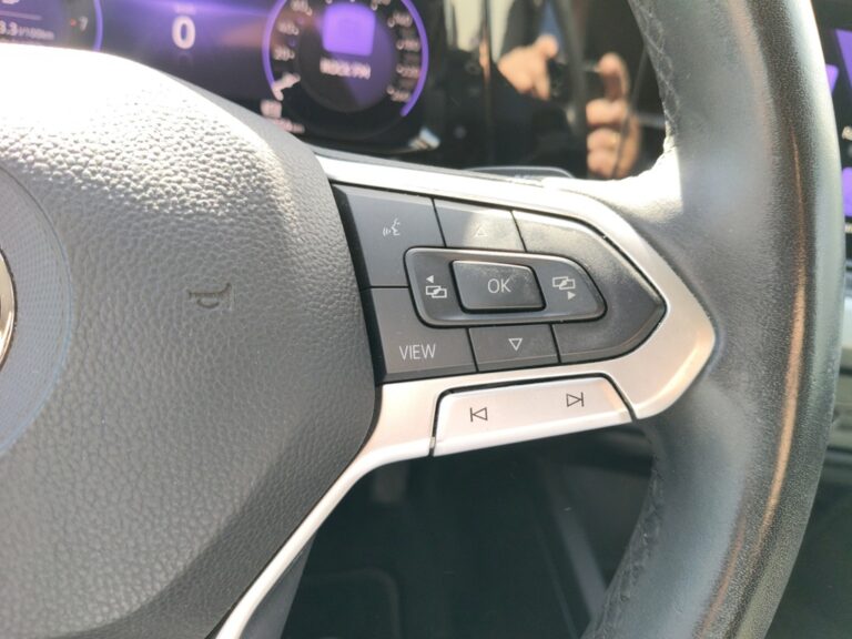 0029LWB_9_multifunction-steering-wheel-right_0_final