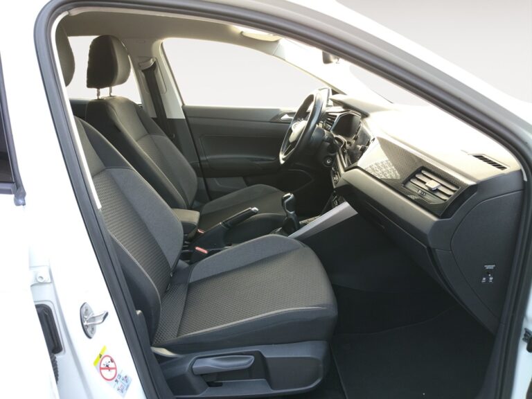 7855LWM_4_enter-codriver-driver_0_final