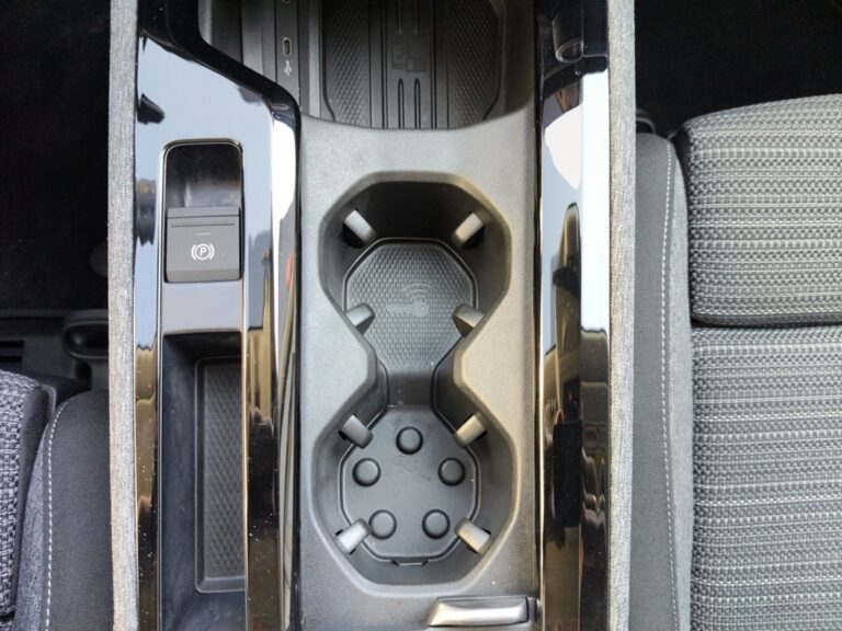 8234NCX_19_center-console-down_0_final